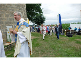 Feier des Mährisch-Neustädter Wachsstockfestes an der Weingartenkapelle (© Karl-Franz Thiede)